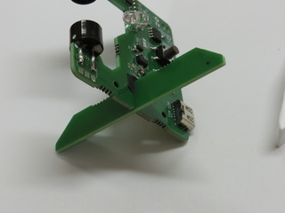 写真: スタンドをメイン基板と直角に溝同士組み合わせる